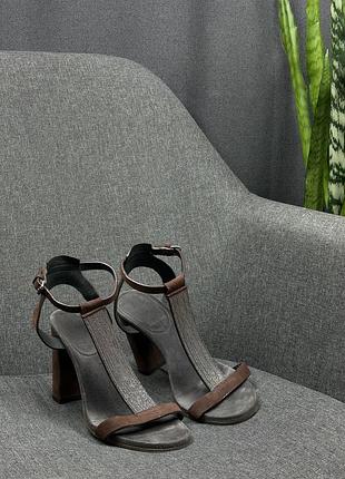 Оригінальні босоніжки на підборах brunello cucinelli dark brown leather monili t-strap sandal