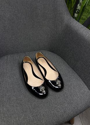 Оригінальні лаковані туфлі балетки alexander mcqueen black patent leather skull city ballet flats