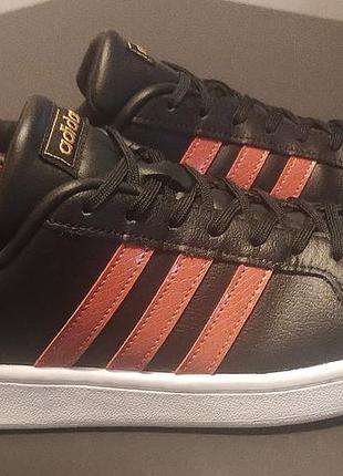 Оригінальні шкіряні кросівки adidas, устілка 25,5см.