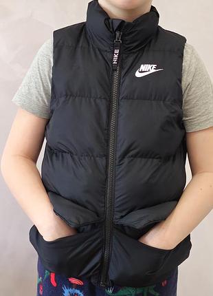 Жилет nike (серия engineered for future use) для мальчика в идеальном состоянии.