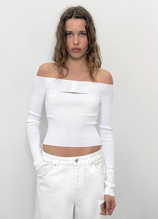 Приталений трикотажний топ з вирізом від zara