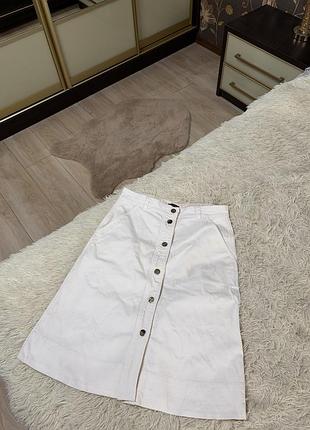 Белая денская джинсовая юбка-трапеция на пуговицах от бренда massimo dutti.