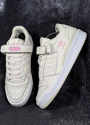 Бежеві шкіряні жіночі кросівки adidas forum low wonder blanco
