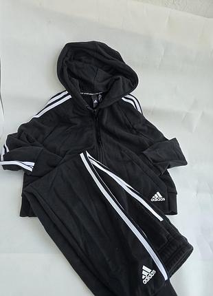 Спортивный костюм adidas.