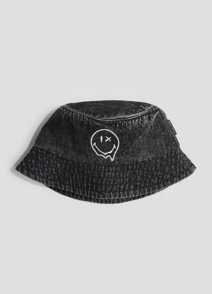 Стильная джинсовая панама с принтом плавлящегося смайлика h&m smiley world