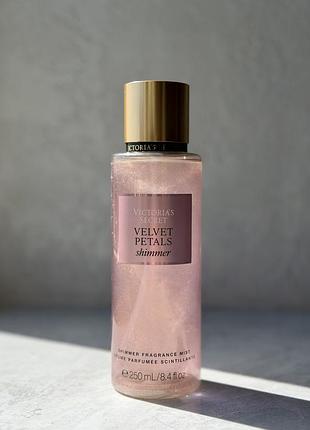 Парфумований спрей / міст для тіла з шимером victoria's secret velvet petals shimmer