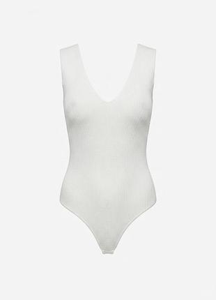 Белое трикотажное боди в рубчик zara с v-образным вырезом