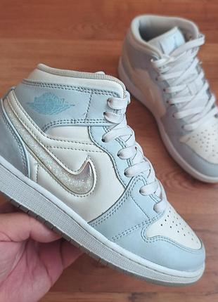 Оригинальные кожаные air jordan р35.5 длина стельки по факту 23см
ц1100грн