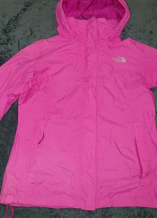 Ярко-розовая женская ветровка с капюшоном от бренда the north face.