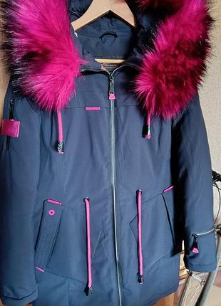 Яркая зимняя парка/куртка с контрастным фуксиевым мехом от women collection