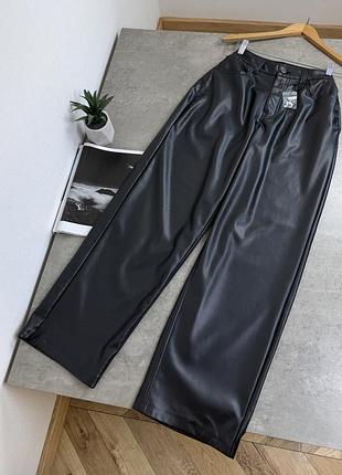 Брюки из кожзама
