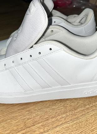Кеди adidas білого кольору