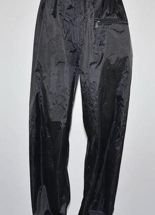 Плотные влагозащитные штаны trouser outdoor (m) складываются  в карман.