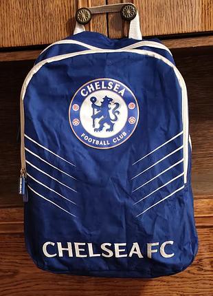 Ліцензионний рюкзак chelsea fc, выполненный в фирменном синем цвете с крупным гербом футбольного клуба.