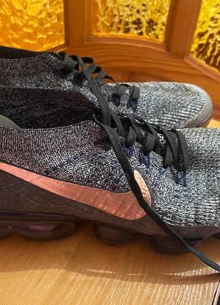 Кросівки nike air vapormax flyknit оригінал — стан відмінний, стильний сіро-чорний меланж з бронзовим логотипом, легкі та зручні. 43 розмір