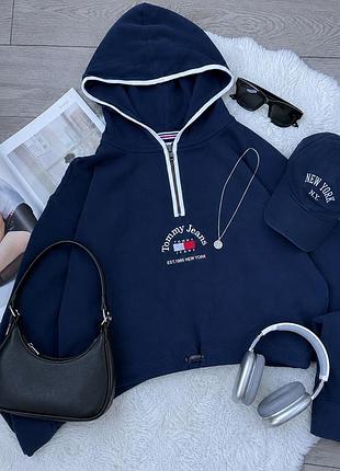 Стильне укорочене худі tommy jeans у глибокому темно-синьому кольорі.
