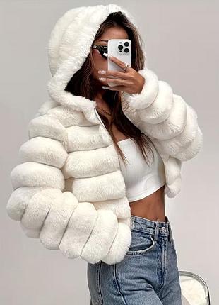 Жіноча коротка шубка з екохутра з капюшоном, біла, s (46