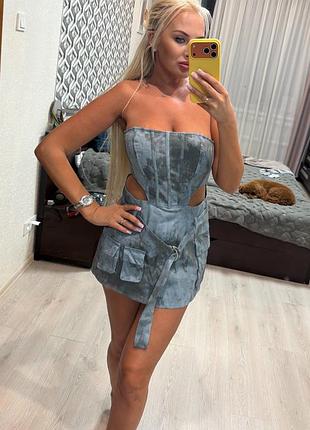 Женское джинсовое платье с разрезами и открытыми плечами