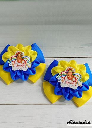 Яскраві бантики в патріотичних кольорах.