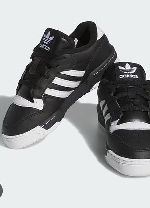 Adidas кожаные кроссовки 35 размера 8842,5