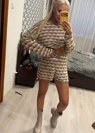 Женский стильный вязаный костюм с шортами
