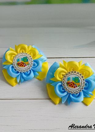 Ніжні бантики в патріотичних кольорах.