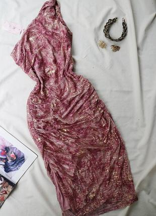 Платье брндовое на одно плечо облегающее с золотом pink boutique
