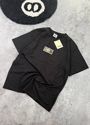Футболка чорного кольору vetements