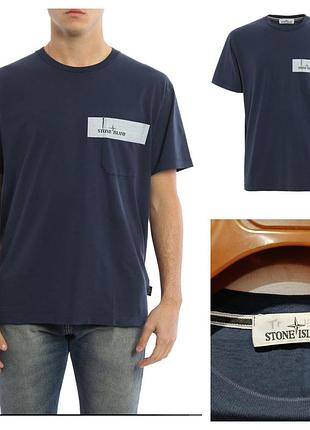 Темно-синяя хлопковая футболка бренда stone island (модель chest pocket cotton t-shirt) с нагрудным карманом и принтом логотипа.