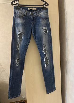 Сині рвані жіночі джинси zara