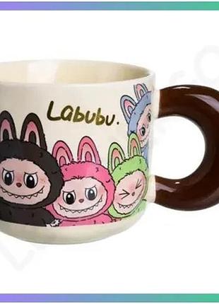 Чашка порцеляновая labubu 400 мл подарочная для кофе и чая с рисунком эргономичная форма sku_luggifm-21c