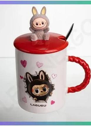 Чашка порцеляновая с крышкой и ложкой labubu 300 мл красная для чая и кофе подарок друзьям sku_luggifm-35d