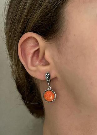 Серьги из серебра с реконструированным розовым кораллом хартов 2415