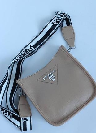 Вместительная сумка кросс боди от прада женская сумочка 20х20х6 см prada кожаная сумка с ремешком через плече