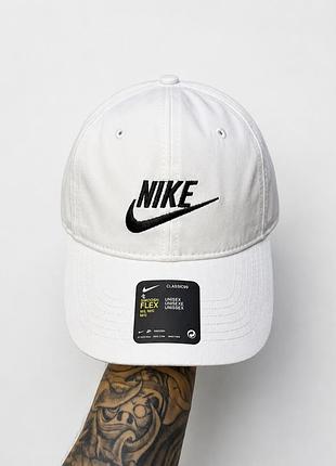 Кепка nike classic99 біла з чорним логотипом регульована унісекс