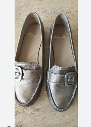 Лоферы бренда clarks из натуральной кожи бронзового цвета.