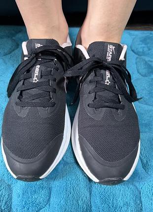 Чёрные кроссовки nike star runner с  белой подошвой.38,5 размер