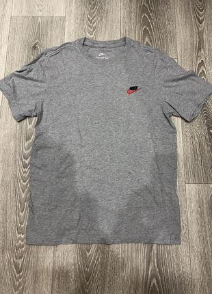 Футболка nike tee , у сірому кольорі , в розмірі м