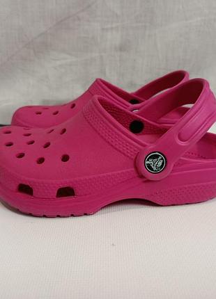 Яркие розовые сабо crocs classic (размер j1 / m1 w3 / eu 32-33)