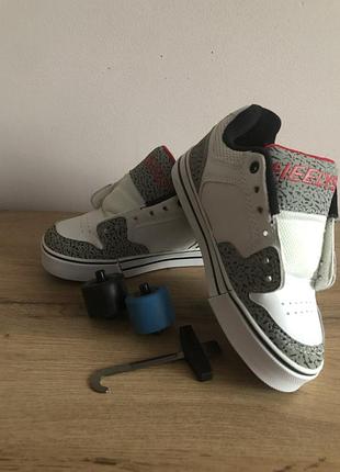 Хлопчачі кросівки heelys.