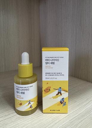 Освітлювальна сироватка з вітаміном c та ніацинамідом  round lab vita niacinamide dark spot serum