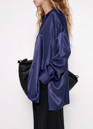 Сатинова темно синя сливова сорочка zara