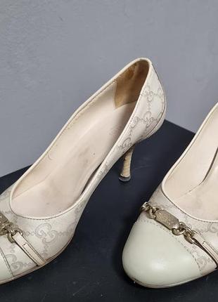 Туфлі gucci, оригінал, виробник італія, натуральна шкіра, колір світлий. розмір 37  ( на 37 )
