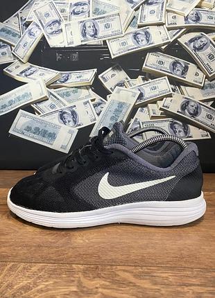 Кросівки, nike, чоловічі, мають чорний колір, розмір 45, розмір устілки 29 сантиметрів.