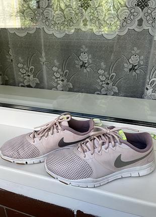 Жіночі кросівки відомого бренду nike