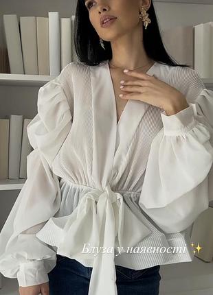 Біла шифонова блуза з плісируванням,