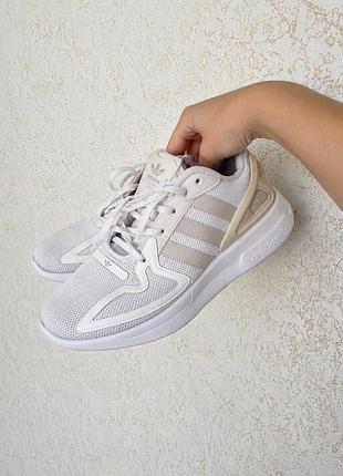 Оригінальні кросівки adidas, білого кольору. розмір 36-37 (при потребі заміряю довжину). максимально зручні. звертайтеся за додатковою інформацією.