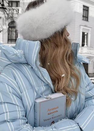 Блакитна куртка пуховик