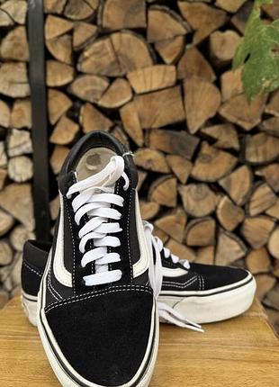 Кеди vans оригінал, по устілці 25 см. на 3 фото видно дефект. в загальному стан хороший.