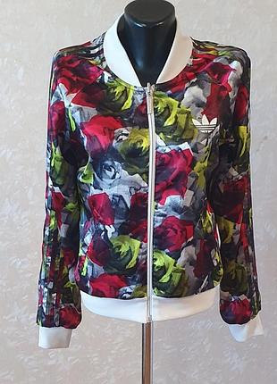 Двостороння жіноча олімпійка adidas originals women's reversible floral track jacket (артикул v32894), випущена у лютому 2011 року.